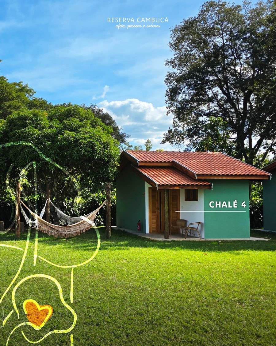 Chalé 4 da Pousada Reserva Cambucá ao lado do redário, com rede armada no gramado