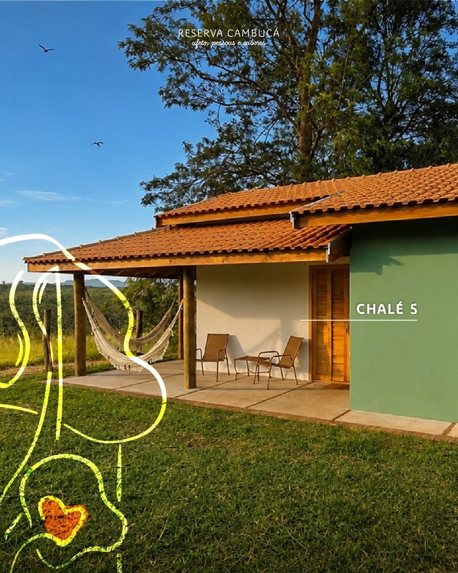 Chalé 5 da Pousada Reserva Cambucá com varanda, rede e vista para a serra